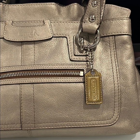Coach Gold Shoulder Bag with Elegant Design - Picture 2 of 7